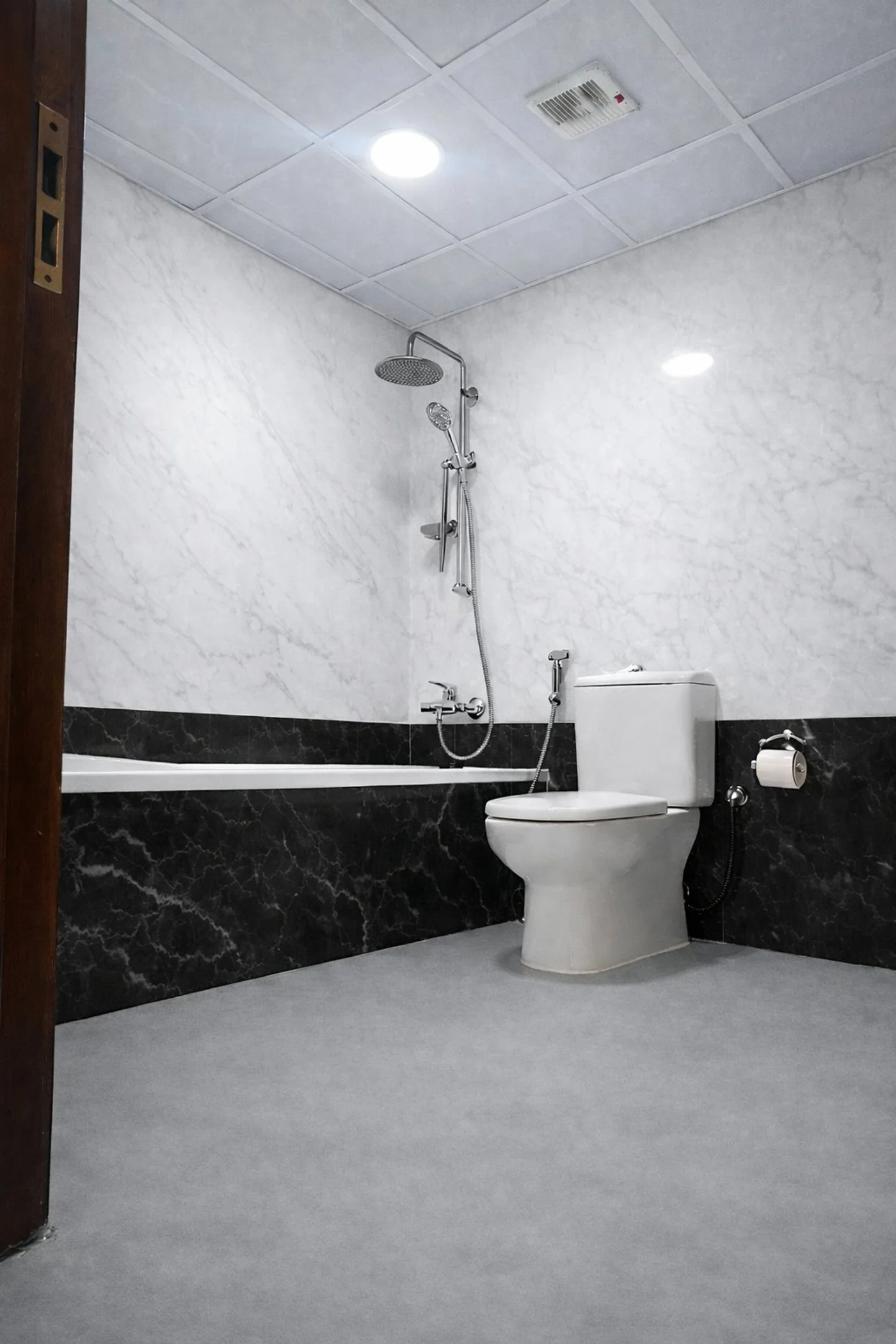 Bathroom wrapped in black and white marble vinyl Dubai